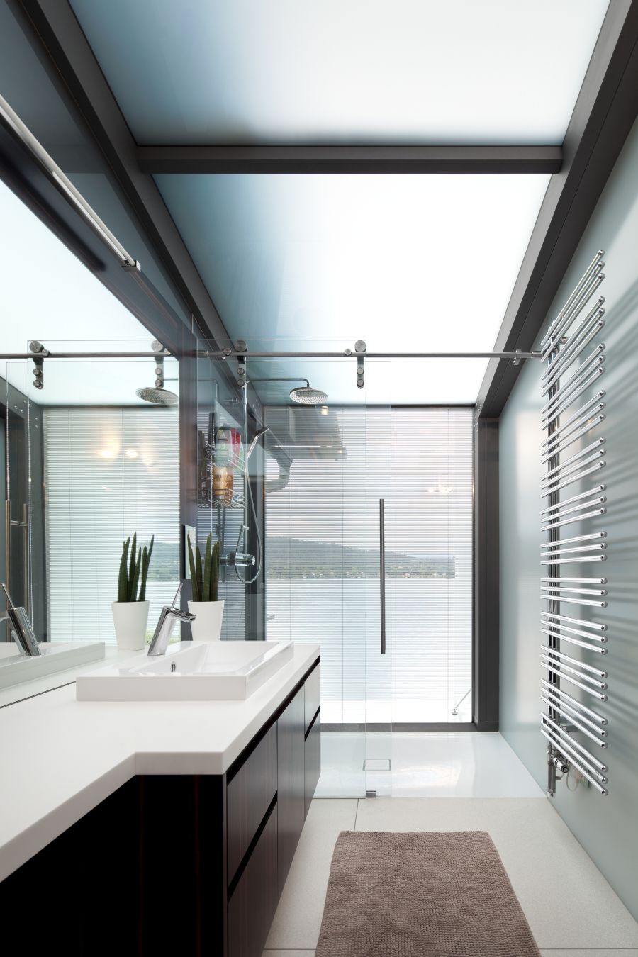 Contemporary bathroom in white