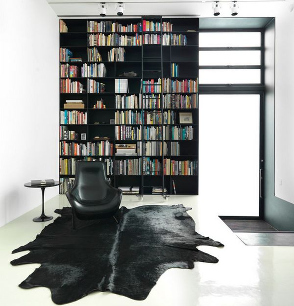 Contemporary living room with Saarinen side table in black