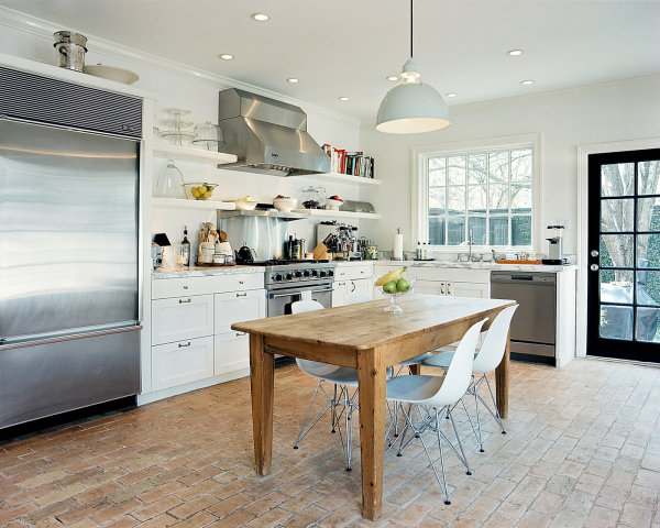 Interesting kitchen displays on open shelving