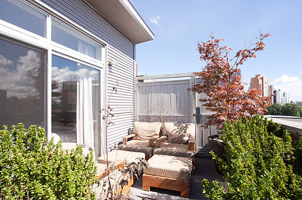 Inviting balcony garden