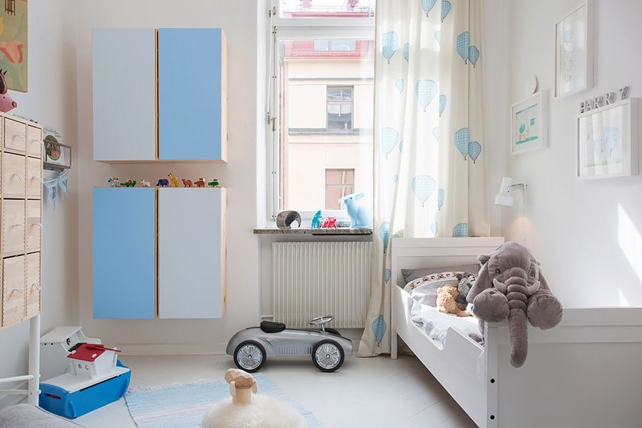 Kids' bedroom in cool blue and white color scheme