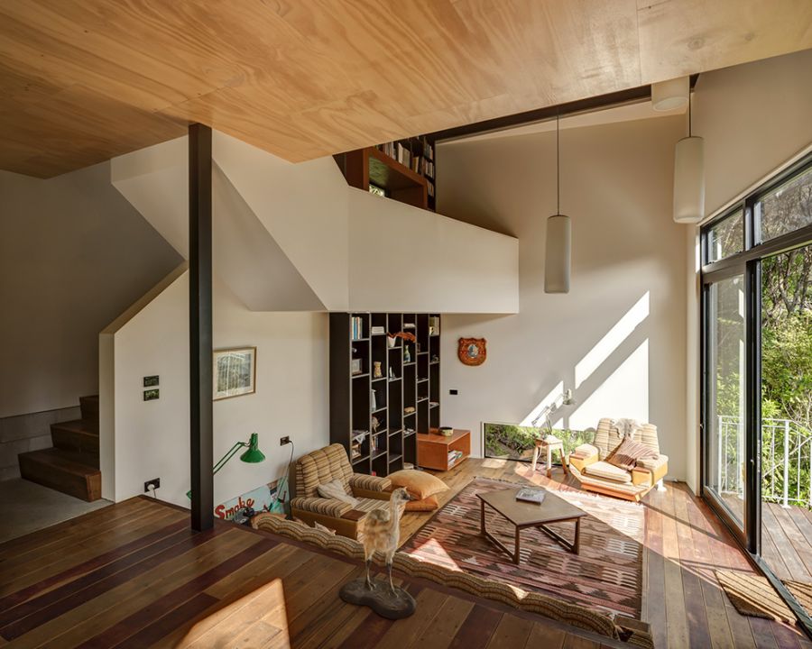 Living room with a high ceiling