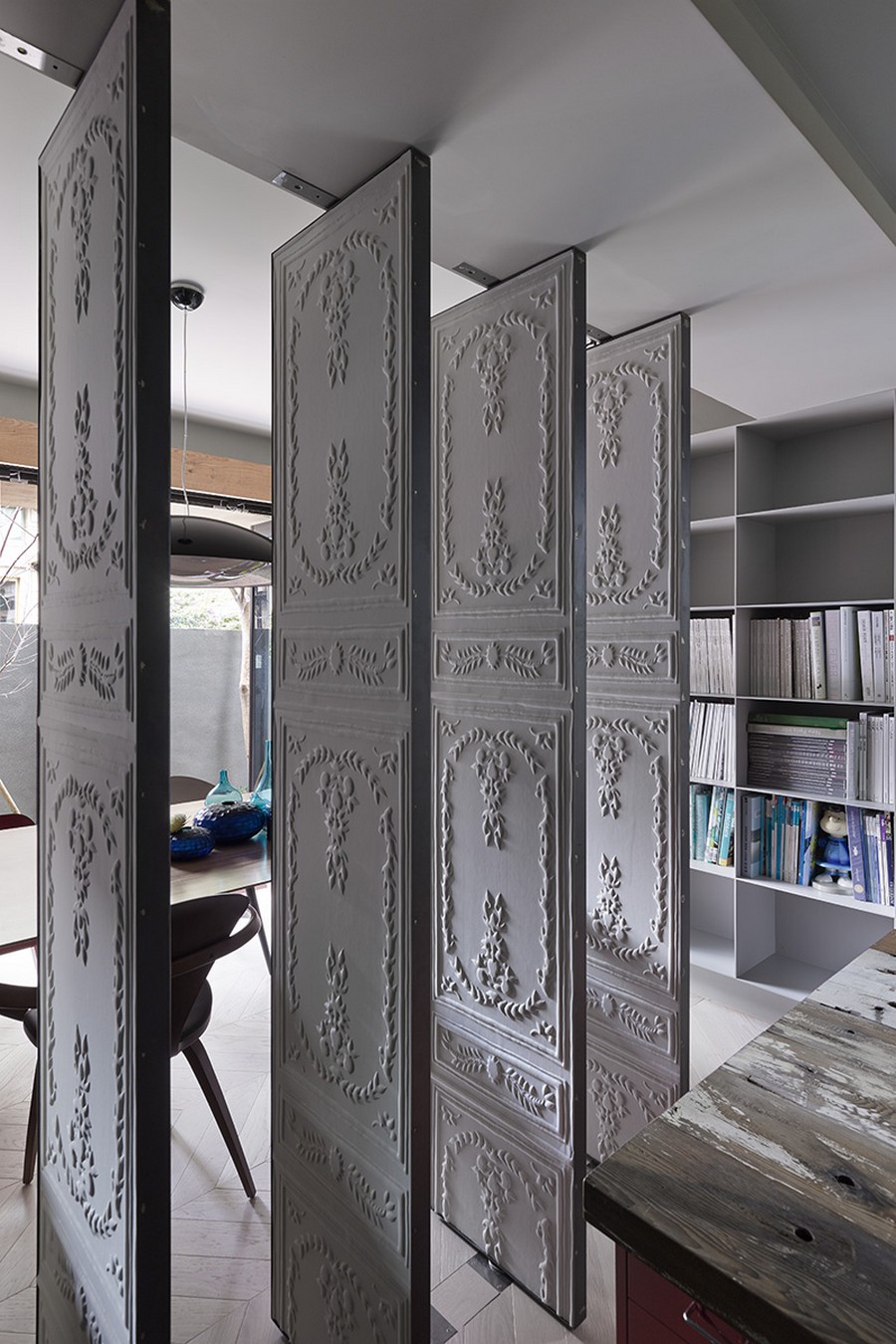 Lovely carved doors bring in traditional Taipei design