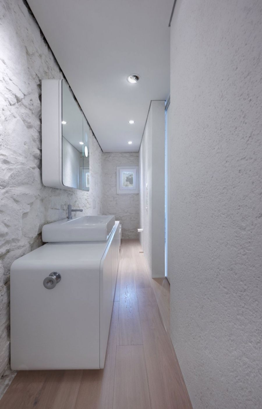 Mirrored shelves in the white bathroom