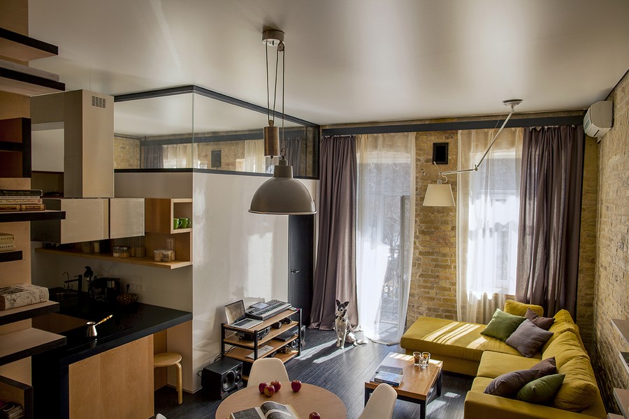 Pendant light above the dining table