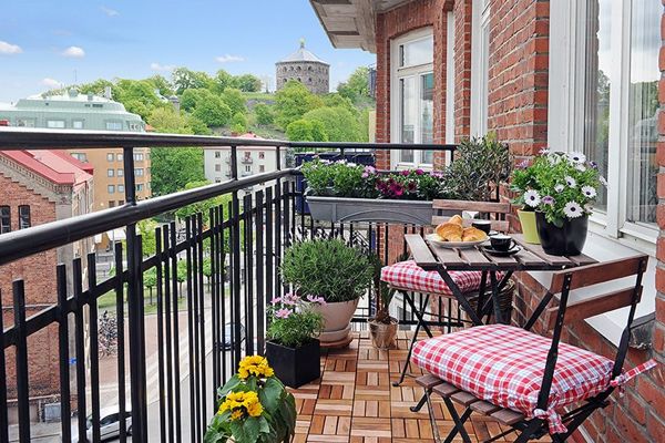 Simple and stylish modern balcony garden idea