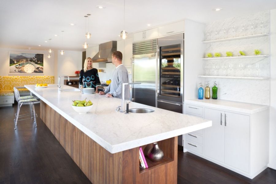 Spacious kitchen in white with sleeks shelves