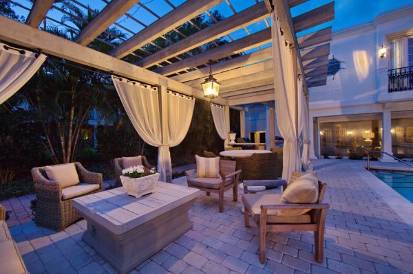 Stylish pergola design looks all the more appealing thanks to the fabric accents