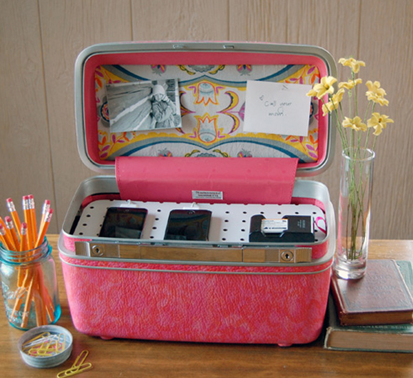 Vintage suitcase charhing station