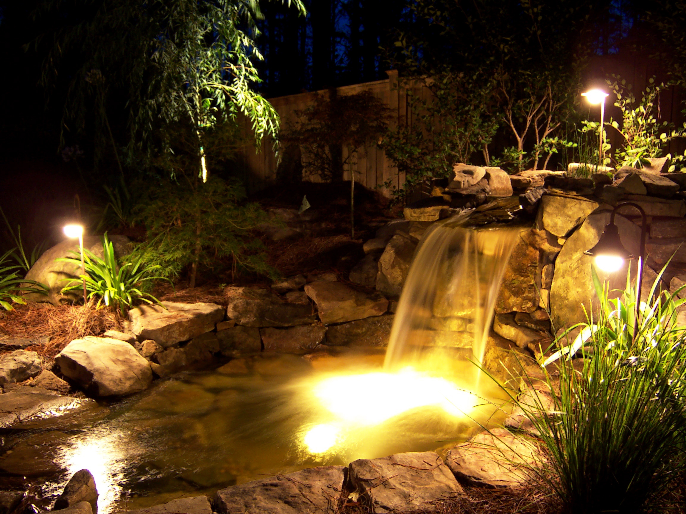 Освещенность водоемов. Подсвечивание водопадов Каскад. Декоративная подсветка сада. Декоративное освещение водоема. Декоративный пруд с подсветкой.