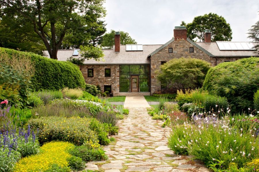 Amazing garden with a lovely pathway