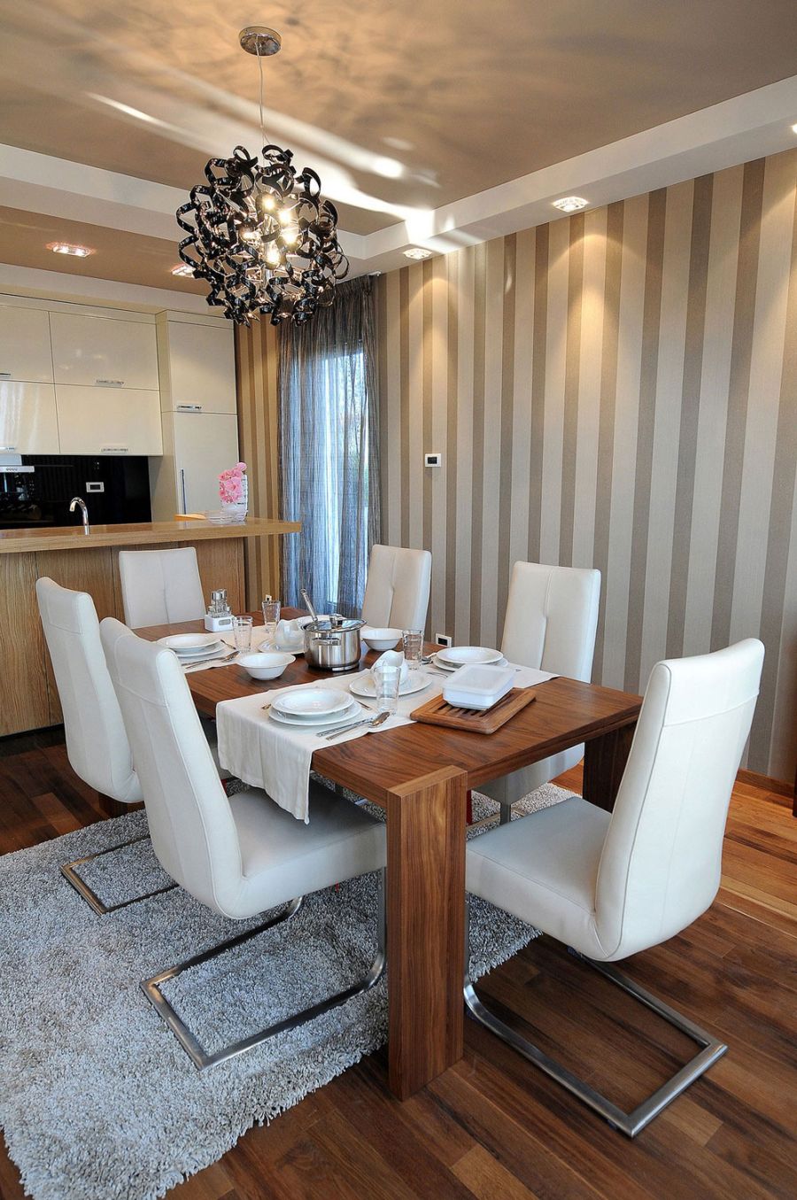 Beautiful pendant lighting in the kitchen