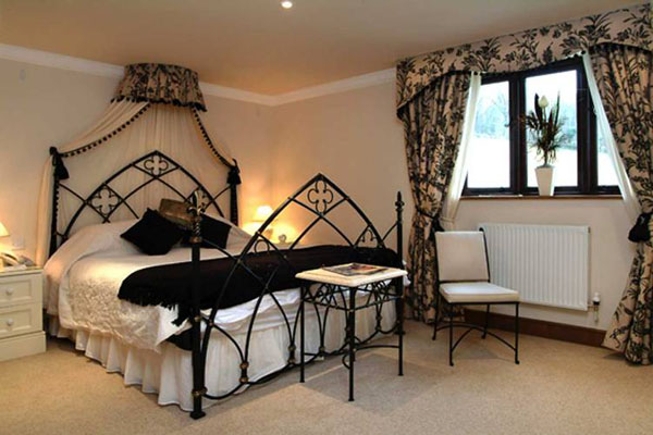 13 Dark Bedrooms With A Subtle Halloween Vibe