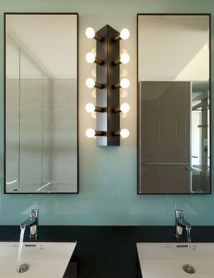 Colorful backsplash in the bathroom