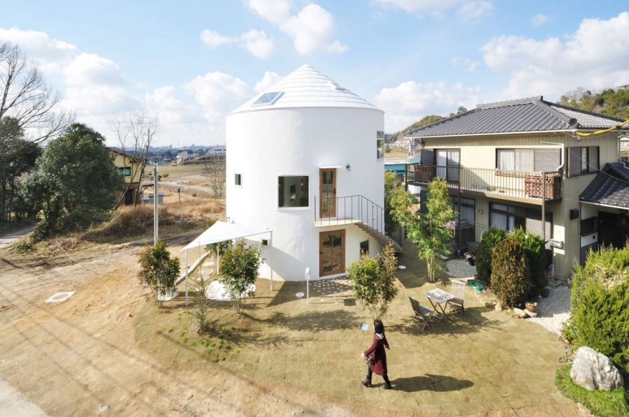 Cylindrical exterior of Chiharada House in Japan