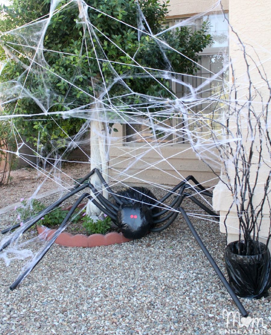 giant outdoor spider decoration