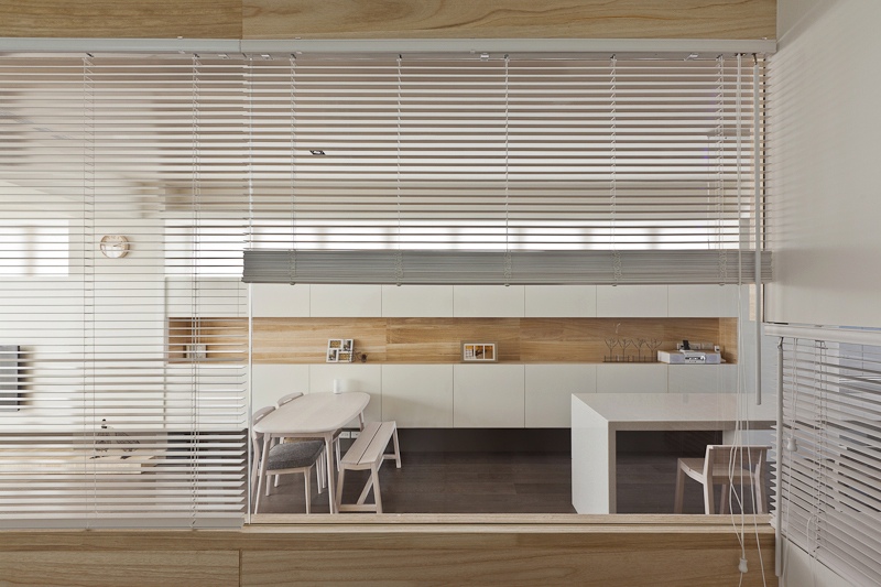 Dining room in white with wooden surfaces