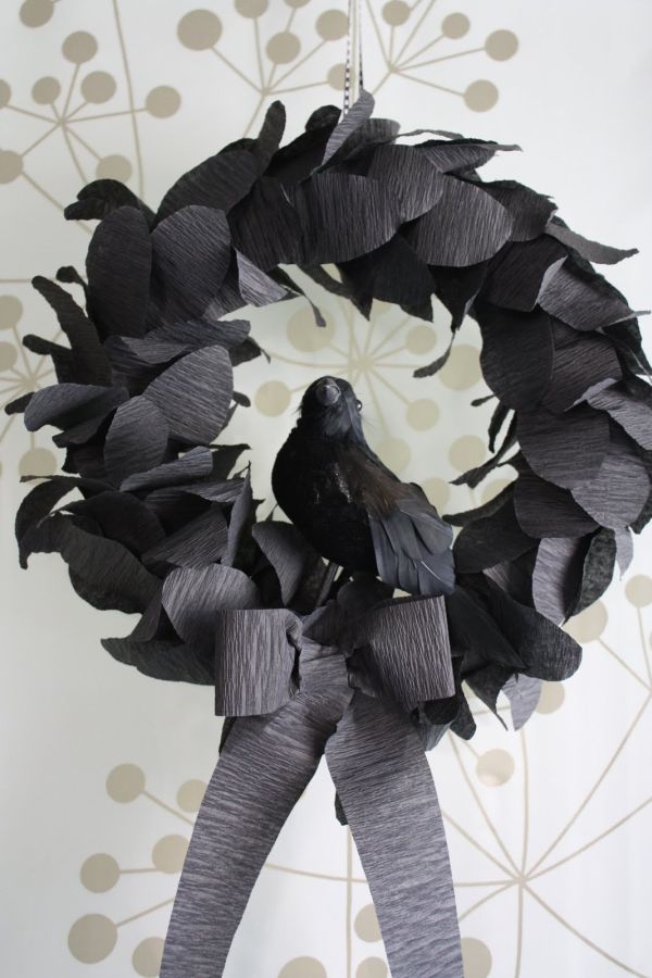 Goth styled Halloween wreath DIY in Black