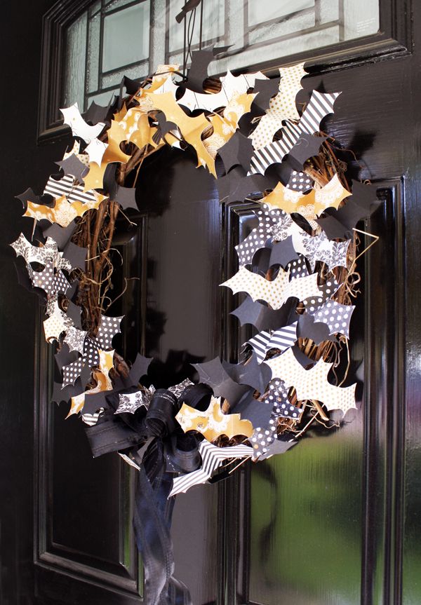 Halloween bat paper wreath DIY