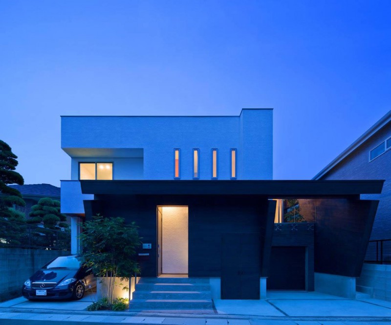 Minimalist Japanese  Residence Blends Privacy With An Airy 