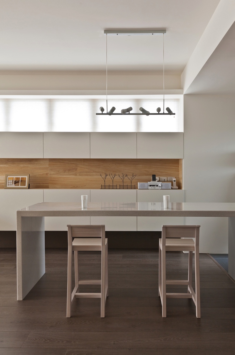 Interesting focussed lighting above the dining table