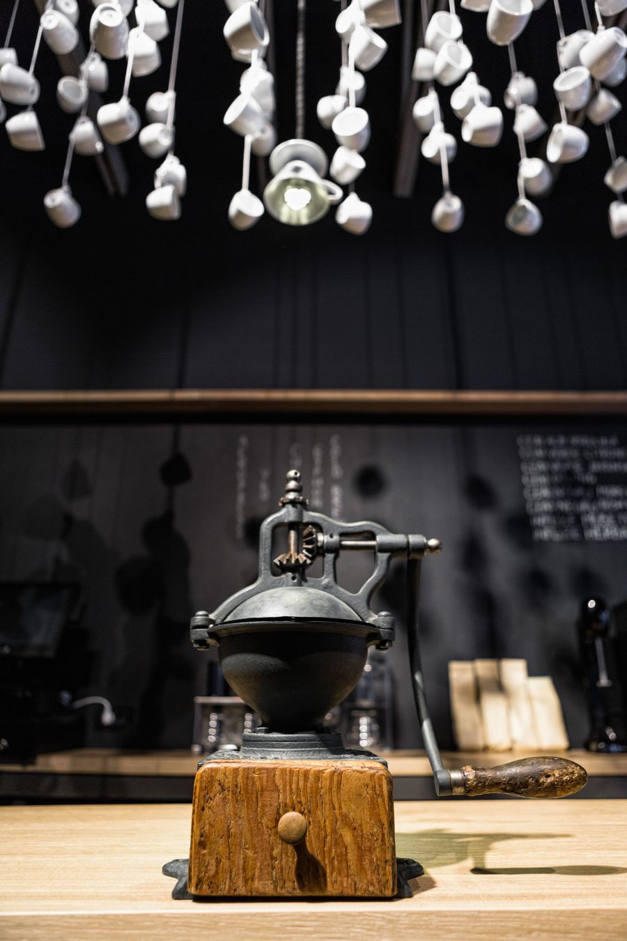 Lighting adds adrama to the urban coffee shop