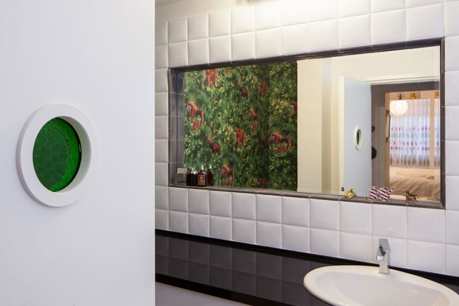 Modern bathroom with opulent white tiles