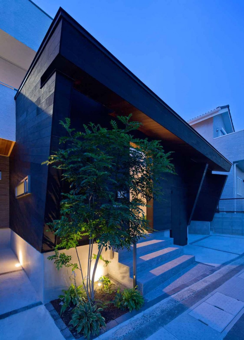 Minimalist iJapanesei Residence Blends Privacy With An Airy 