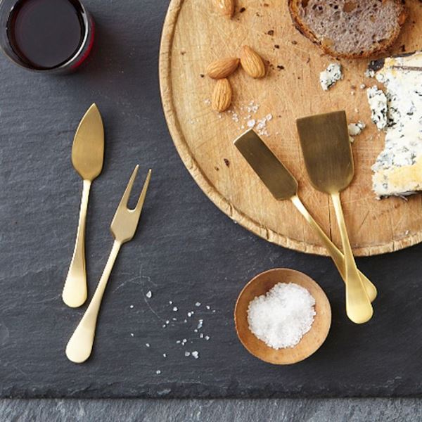 Set of cheese knives in gold