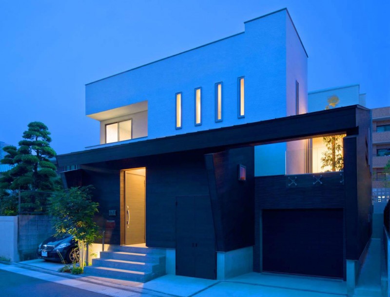 Minimalist Japanese Residence Blends Privacy With An Airy Interior