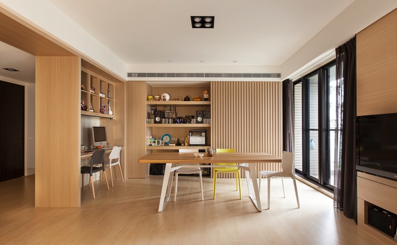 Smart shelves and decor in the organic dining room