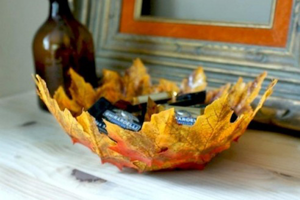 Table bowl made of leaves