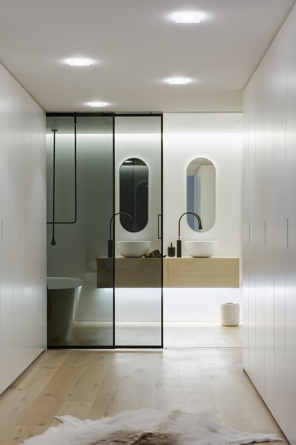 Transparent Valeria sliding door system by Rimadesio