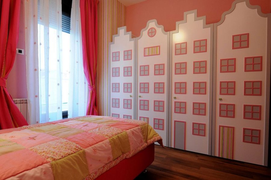 Warbrobe doors in kids' bedroom designed like playhouse