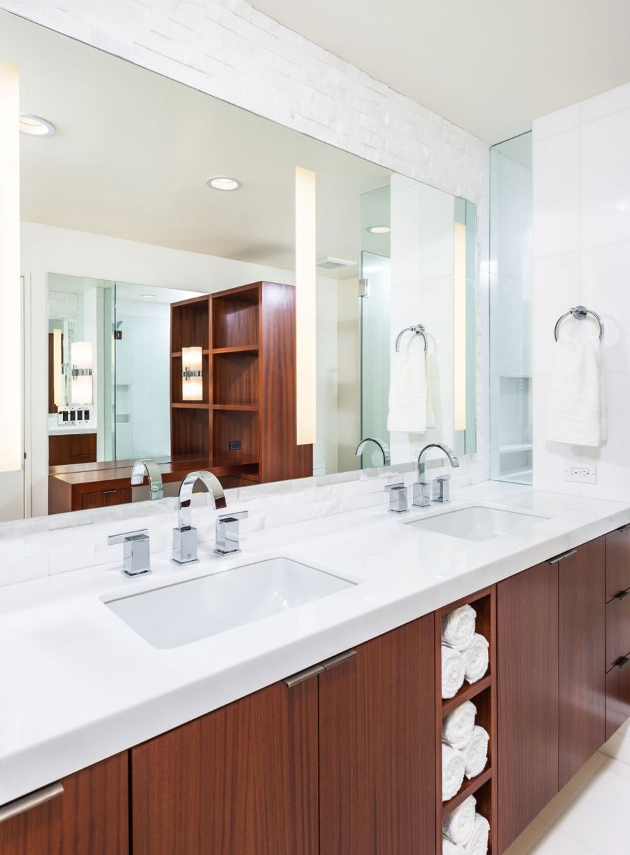 Bathroom with modern vanity