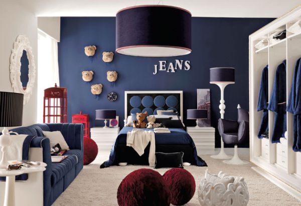 Le bleu et le blanc sont une combinaison de couleurs populaire pour la chambre à coucher des garçons' bedroom