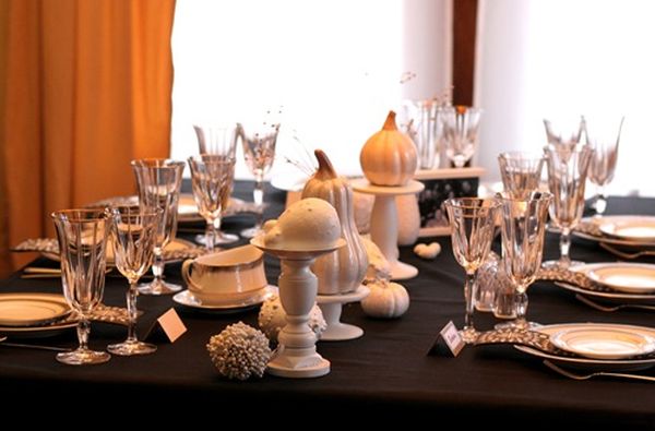 Classy and tastefull thanksgiving table arrangement in black and white