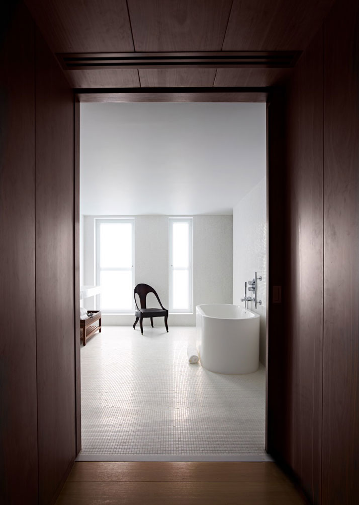 Contemporary bathroom in white