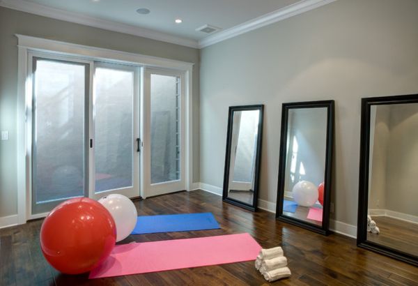 Cool home gym in grey with deftly placed mirrors