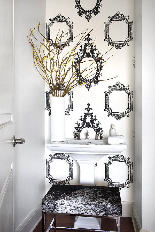 Frame-motif wallpaper adds a bold touch