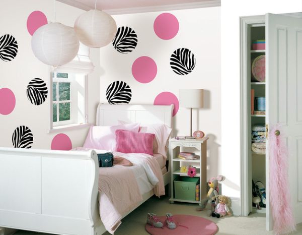 Girls' bedroom in pink and white with a chic sleigh bed