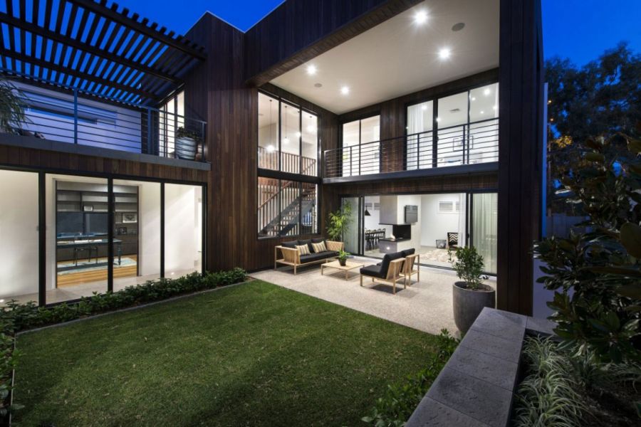 Glass windows connect the interiors with the courtyard