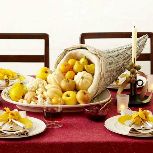 Gorgeous Thanksgiving table decorations with fresh fruits and pumpkin