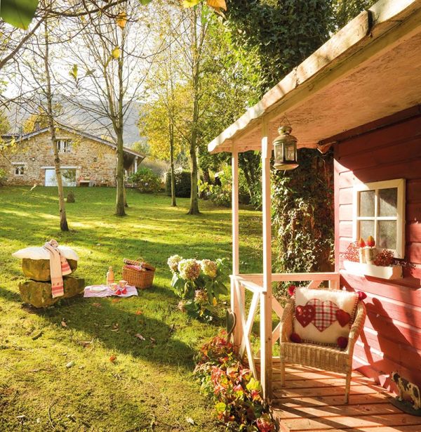 Porch of the chic red playhouse