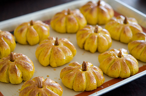 Pumpkin dinner rolls