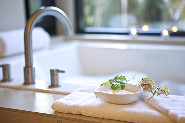 Refreshing bathroom accents