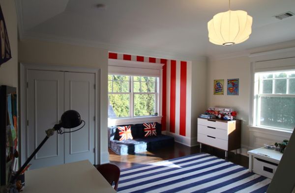 Le coin salon de la chambre des garçons se distingue par ses rayures rouges et blanches' bedroom stands out thanks to the red and white stripes