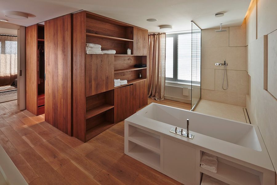 Spacious and refreshing apartment bathroom