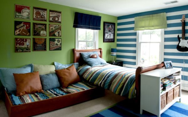 Verde tallo de Benjamin Moore combinado con rayas azules y blancas