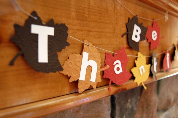 Stylish Thanksgiving leaf garland inspired by fall shapes